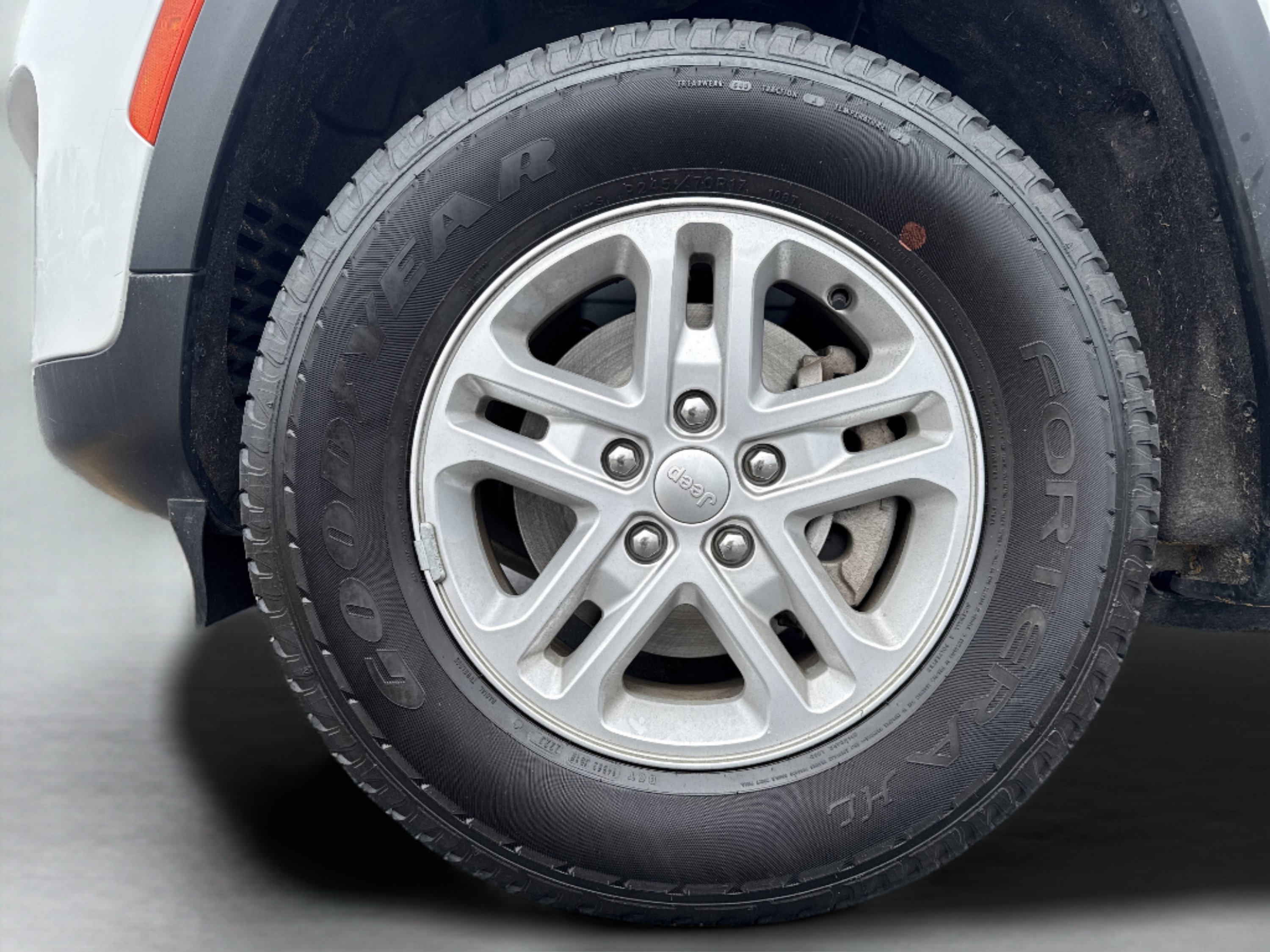 Used 2023 Jeep Grand Cherokee Laredo AWD/4WD image 7