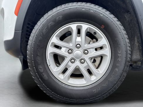 Used 2023 Jeep Grand Cherokee Laredo AWD/4WD image 7