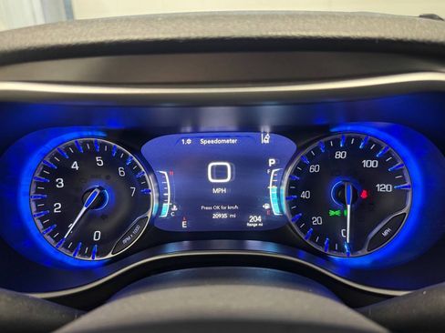 Used 2023 Chrysler Pacifica Touring-L FWD image 21