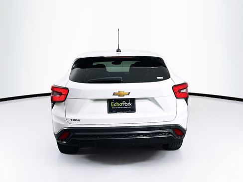 Used 2025 Chevrolet Trax LS image 7