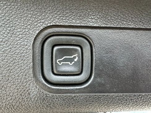 Used 2010 GMC Yukon XL SLT w/ SLT-2 Equipment Package image 14