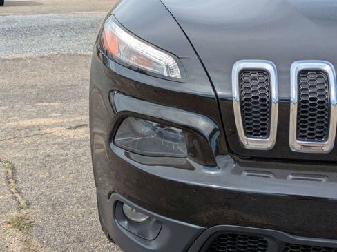 Used 2018 Jeep Cherokee Latitude Plus w/ Comfort/Convenience Group FWD image 10