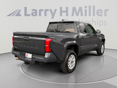 Certified 2025 Toyota Tacoma SR5 AWD/4WD image 5