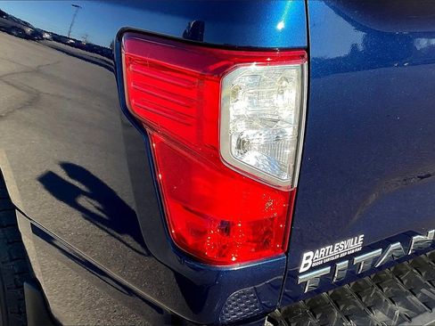 Used 2018 Nissan Titan SV image 28
