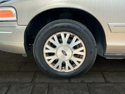 Used 2003 Ford Crown Victoria LX image 24