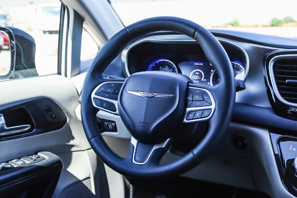 Used 2024 Chrysler Pacifica Touring-L FWD image 17