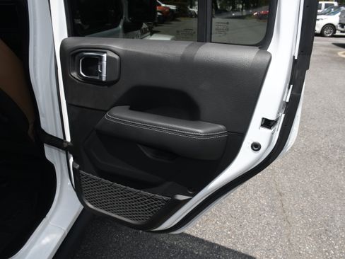 Used 2023 Jeep Wrangler Unlimited Rubicon w/ Cold Weather Group AWD/4WD image 21