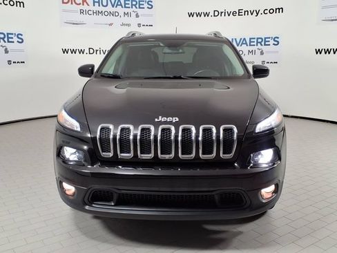 Used 2018 Jeep Cherokee Latitude Plus w/ Cold Weather Group AWD/4WD image 2