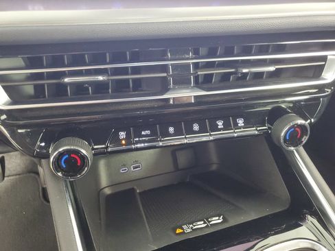 Used 2025 Chevrolet Traverse LT FWD image 18