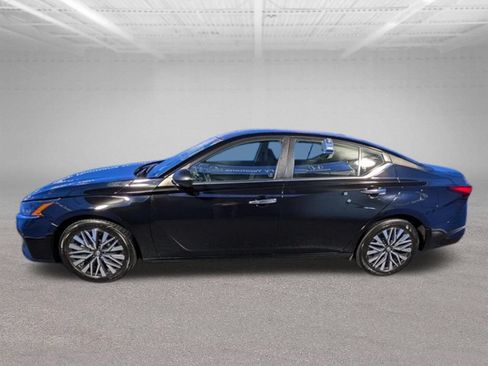 Used 2024 Nissan Altima 2.5 SV FWD image 8