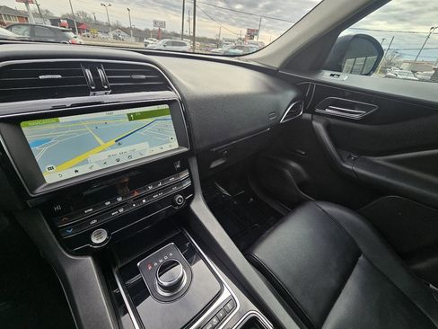 Used 2019 Jaguar F-PACE Premium image 38