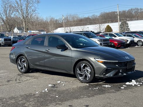 Used 2025 Hyundai Elantra SEL image 1