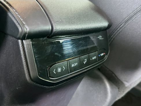 Used 2025 Toyota Highlander LE image 27