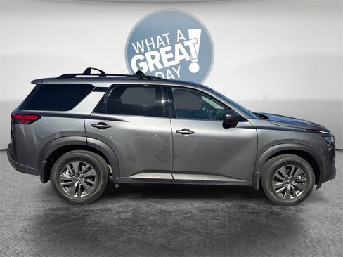 Used 2022 Nissan Pathfinder SV w/ SV Black Package image 2