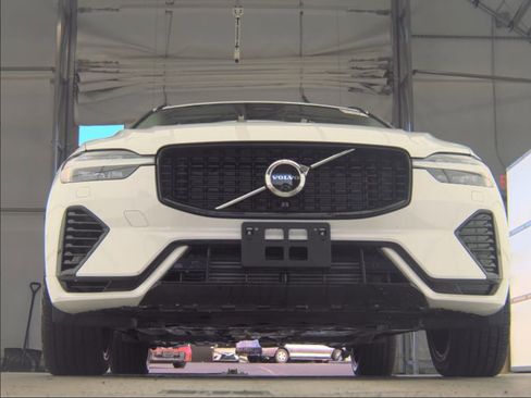 Certified 2024 Volvo XC60 T8 Plus w/ Protection Package Premier AWD/4WD image 18