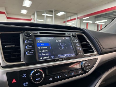 Used 2019 Toyota Highlander XLE image 22