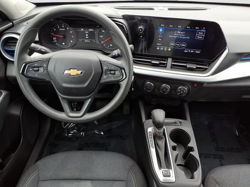 Used 2025 Chevrolet Trax LS w/ LS Convenience Package FWD image 12