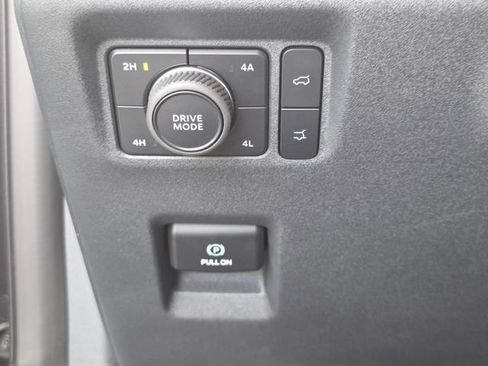 Used 2025 Ford Expedition Platinum w/ Driver's Package AWD/4WD image 32