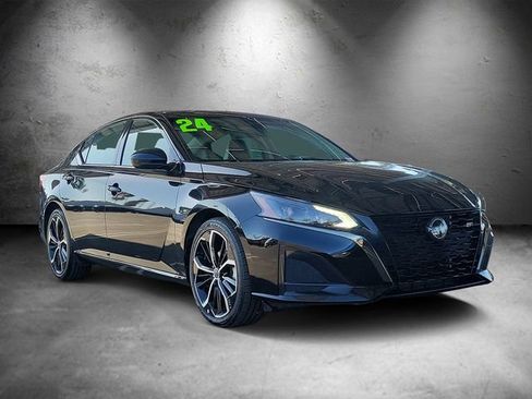 Used 2024 Nissan Altima 2.5 SR FWD image 2