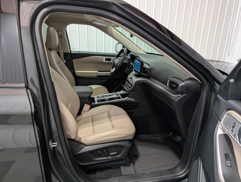 Used 2024 Ford Explorer XLT w/ Equipment Group 202A AWD/4WD image 30