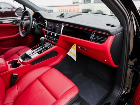 Certified 2026 Porsche Macan Turbo AWD/4WD image 28