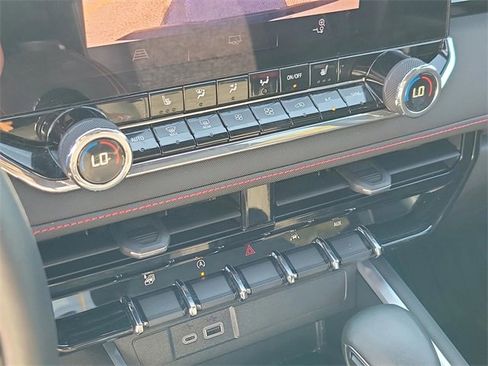 Used 2023 Chevrolet Colorado Z71 w/ Z71 Convenience Package 2 image 25