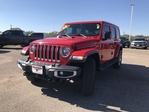 Used 2018 Jeep Wrangler Unlimited Sahara image 3