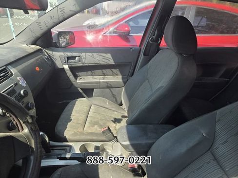Used 2010 Ford Focus SE FWD image 3
