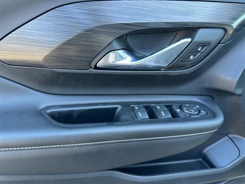 Used 2022 GMC Terrain SLE image 11