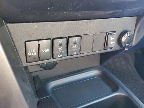 Used 2017 Toyota RAV4 SE image 32