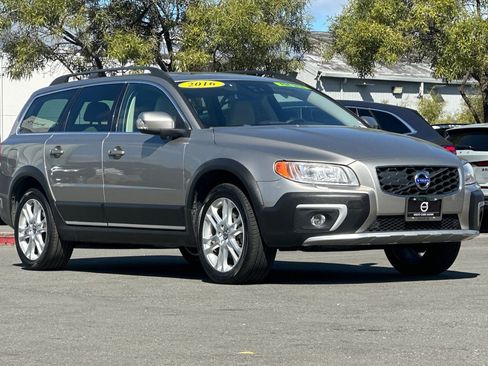 Used 2016 Volvo XC70 T5 Platinum w/ Protection Package image 9