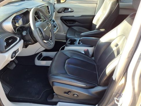 Used 2023 Chrysler Pacifica Touring-L image 12