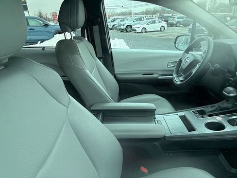 Used 2025 Toyota Sienna XLE image 20