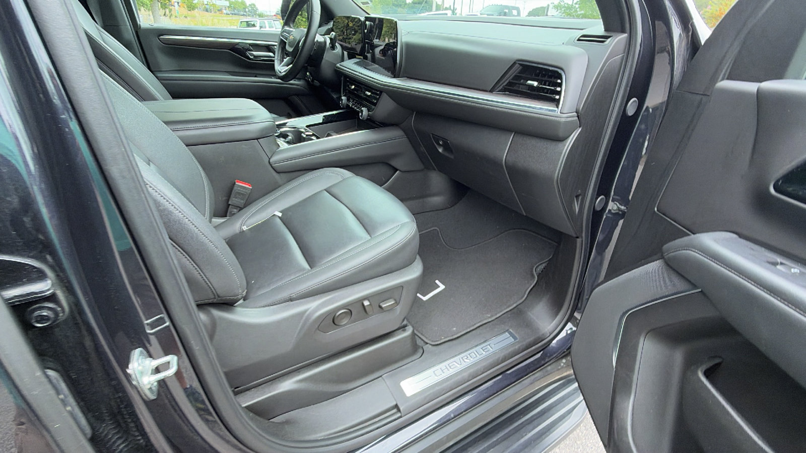 Used 2025 Chevrolet Suburban LT RWD image 19