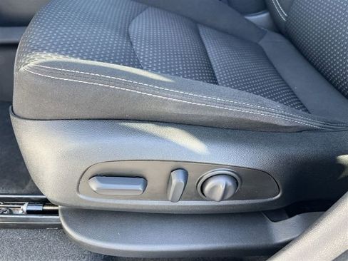 Used 2023 GMC Terrain SLE w/ Driver Convenience Package image 18