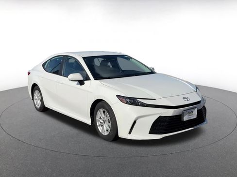 Used 2025 Toyota Camry LE image 3