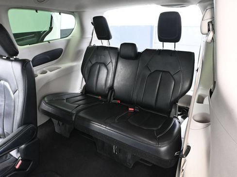 Used 2022 Chrysler Pacifica Touring-L FWD image 40