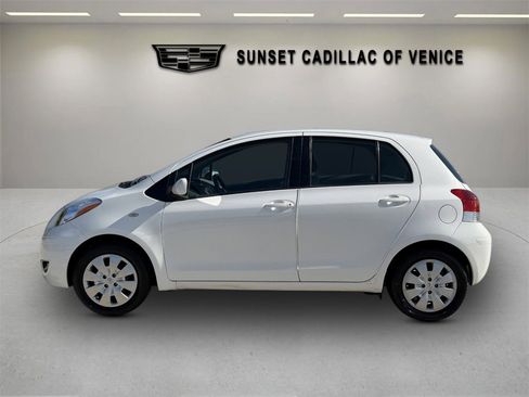Used 2010 Toyota Yaris 4-Door Hatchback image 6