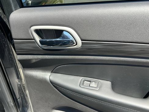 Used 2021 Jeep Grand Cherokee Laredo AWD/4WD image 18