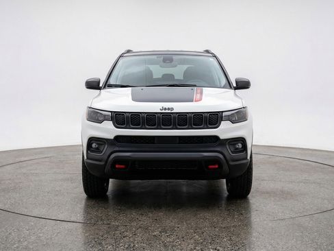 Used 2025 Jeep Compass Trailhawk image 2