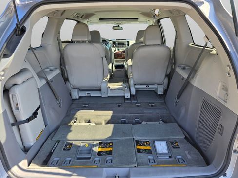 Used 2012 Toyota Sienna XLE FWD image 21