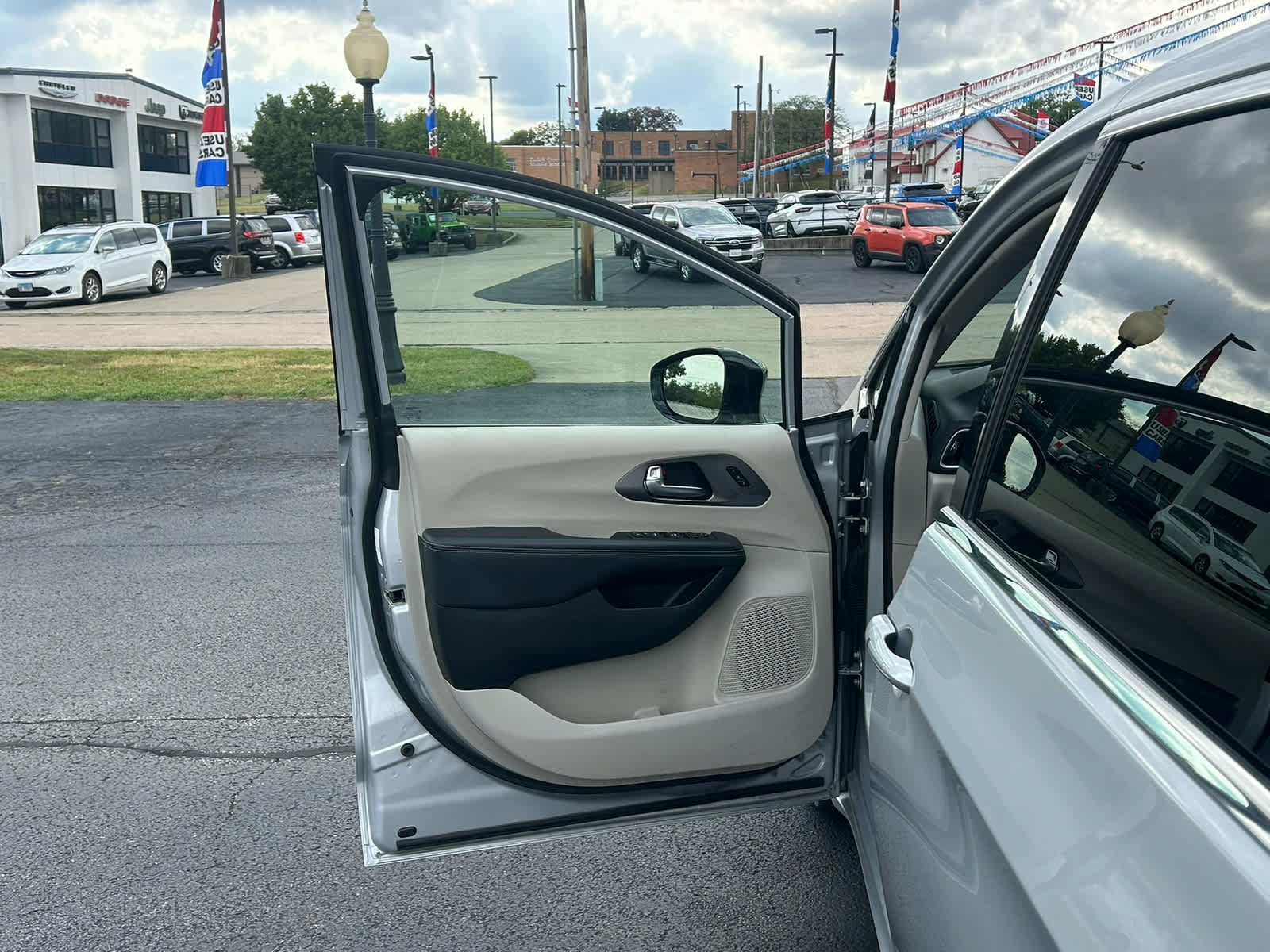 Used 2024 Chrysler Pacifica Touring-L FWD image 23