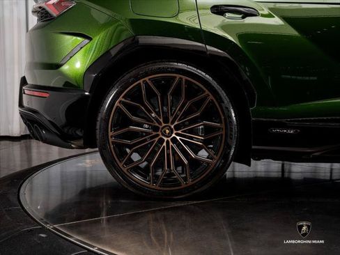 Used 2025 Lamborghini Urus SE AWD/4WD image 16