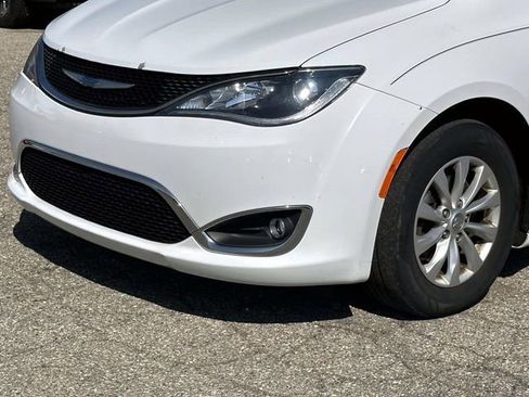 Used 2018 Chrysler Pacifica Touring-L FWD image 7