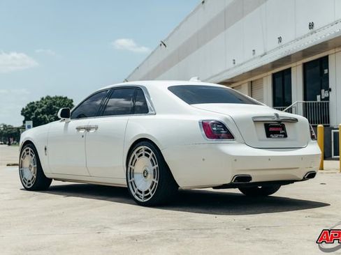 Used 2022 Rolls-Royce Ghost w/ Ghost Package image 9