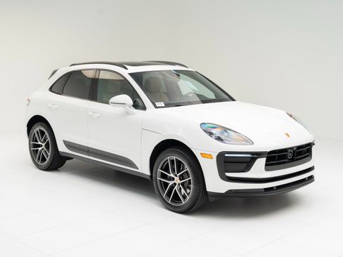 Certified 2025 Porsche Macan image 7