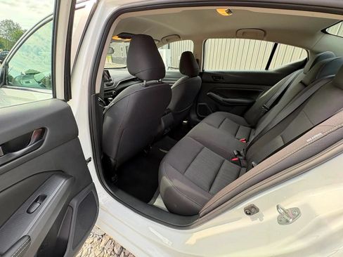 Used 2025 Nissan Altima 2.5 SV FWD image 14