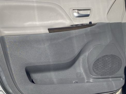 Used 2019 Toyota Sienna XLE FWD image 22