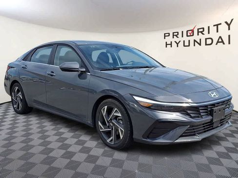 Used 2025 Hyundai Elantra Limited FWD image 3