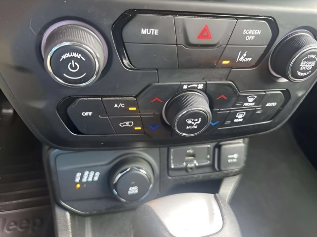 Used 2023 Jeep Renegade Latitude AWD/4WD image 10
